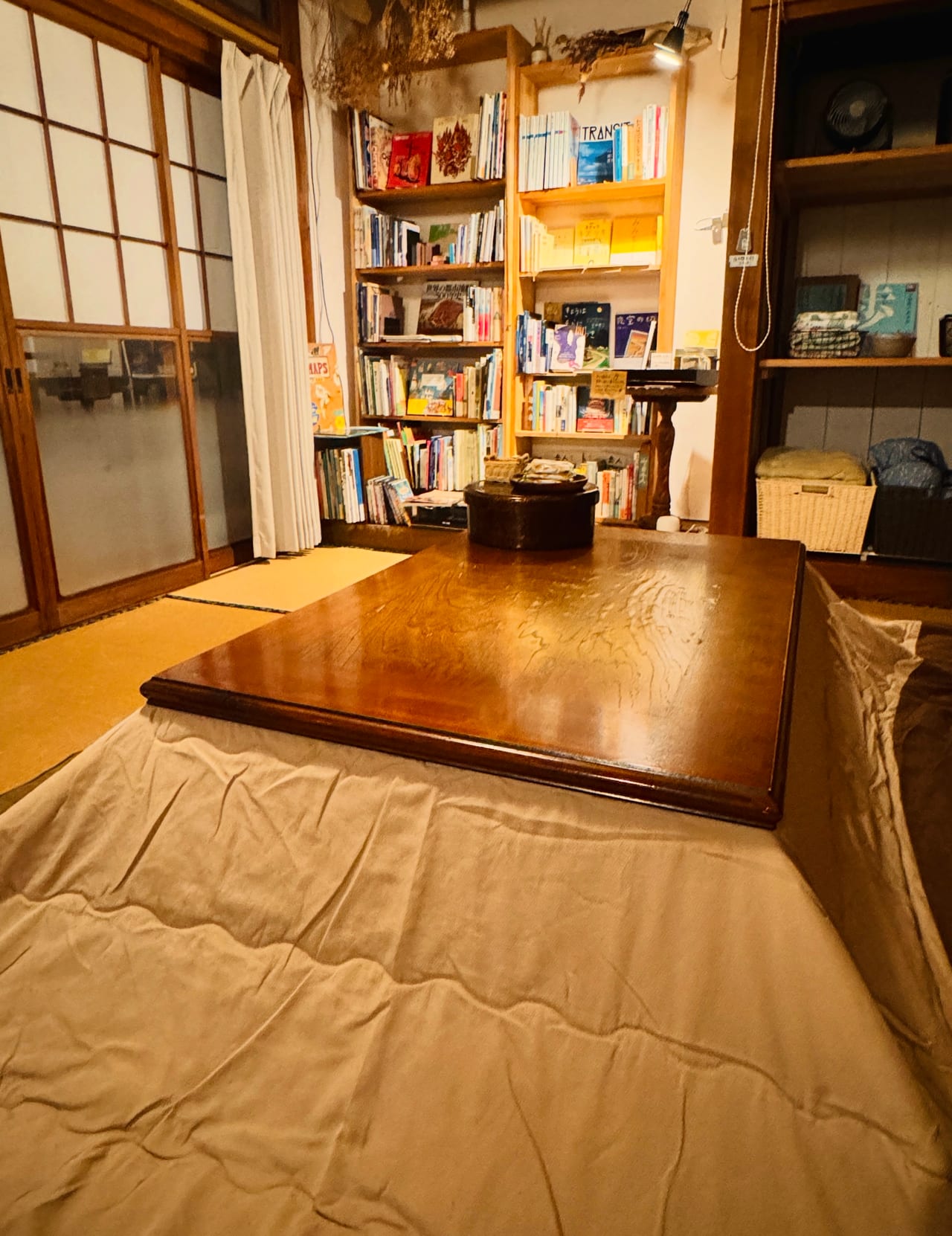 本棚のある和室のこたつ ― 冬のNEMARU