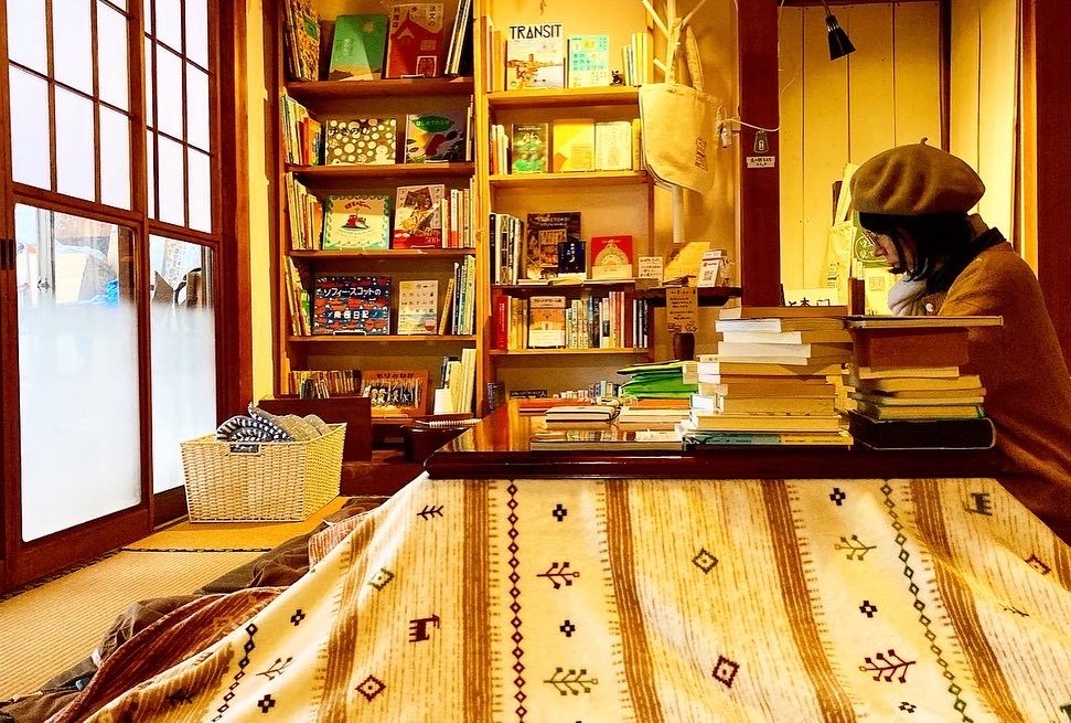 和室のこたつで本を読む