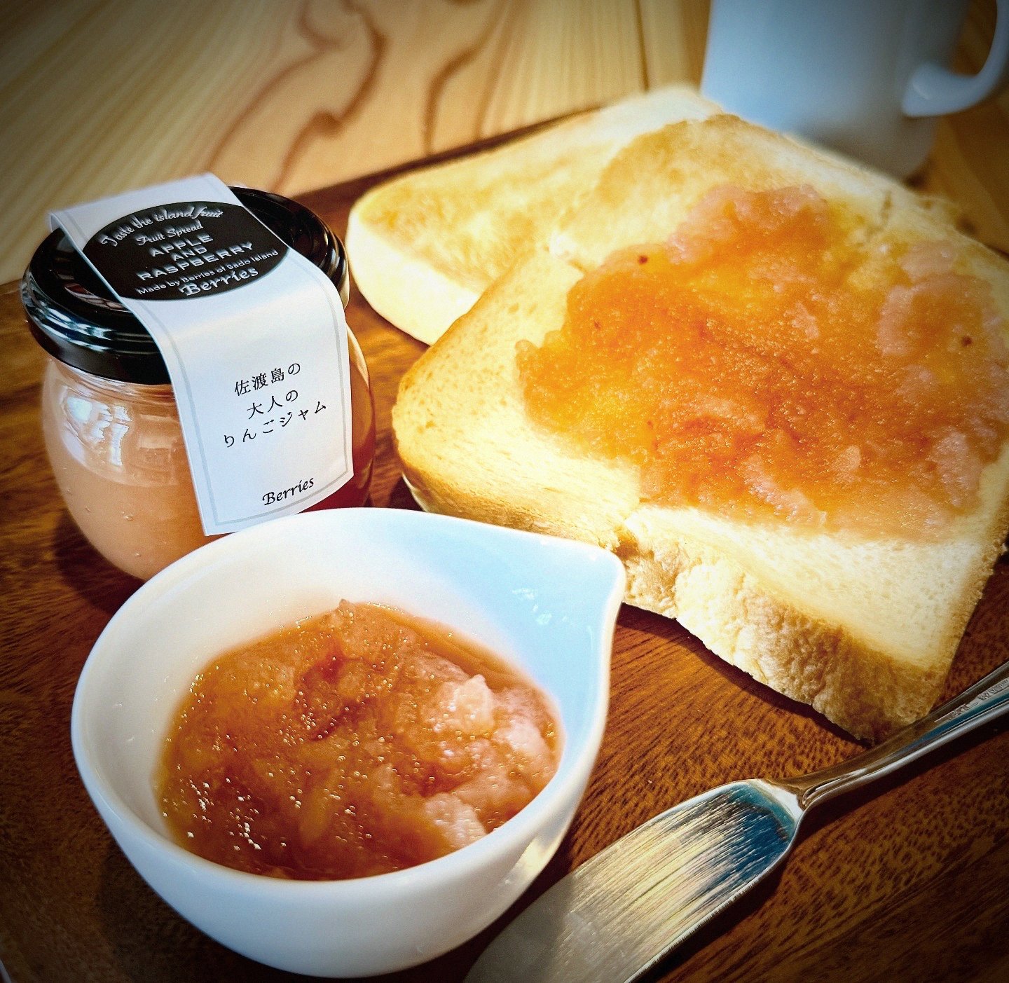 朝のNEMARU ― 朝日が差し込む古民家宿のリビング